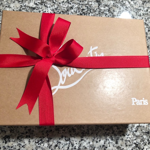 Luis Vuitton - Picture 1 of 5